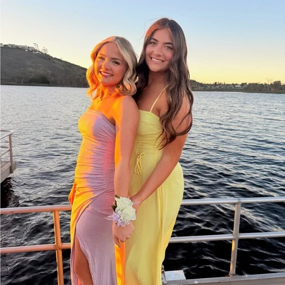 Long yellow dress! - Picture 3 of 3